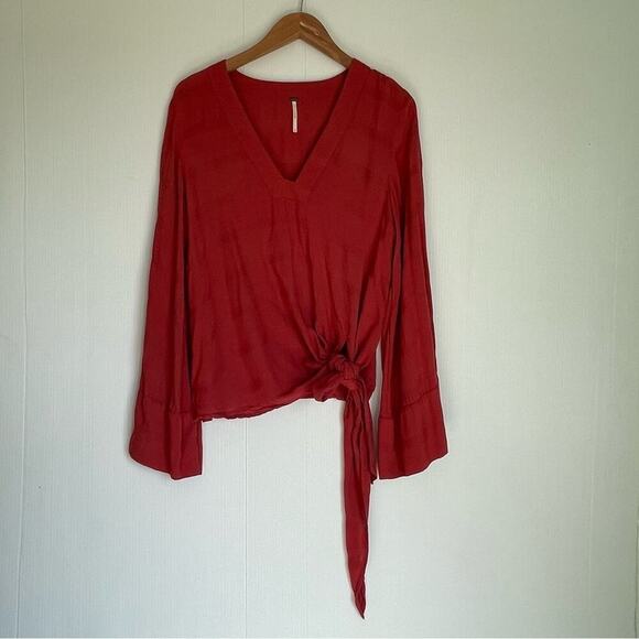 Free People v-neck tie front wide sleeve red textured top size medium - Picture 2 of 10